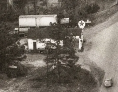 An old Texas Oil Company (Texaco) station and possibly store on the Texas side of the Sabine River