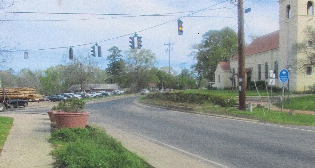 This is the intersection where the 2nd Armored Division became ensnarled in a traffic jam during the 1941 Louisiana Maneuvers and the site of General Patton bringing order to the chaos of the traffic jam. Photo taken in March 2016. (Robertson Collection)