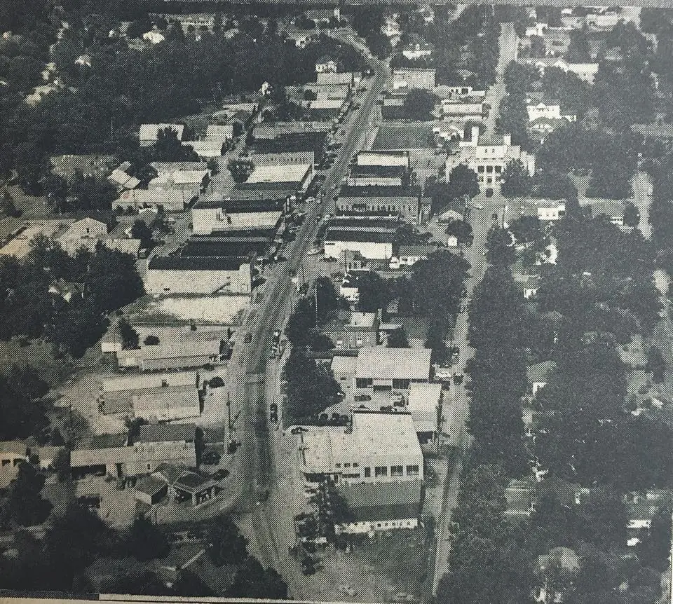 Photograph from the Facebook post “1950 aerial view of Many.”