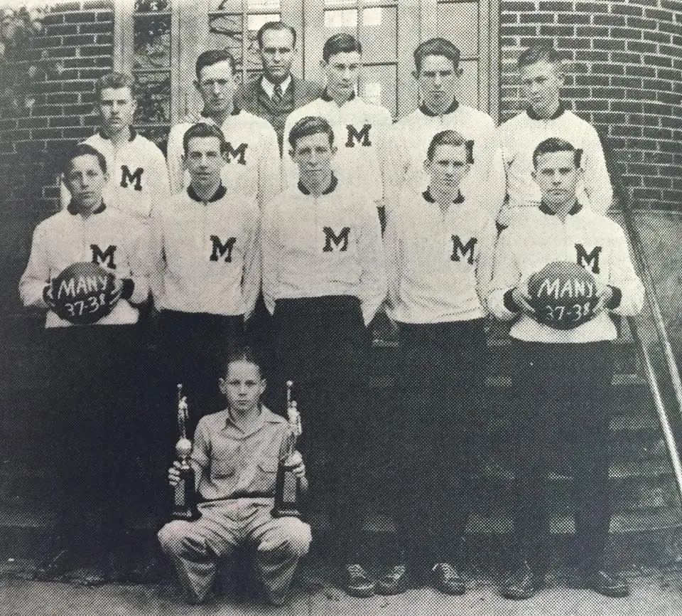 Photograph from the Facebook post “1937 Many Toger basketball!”