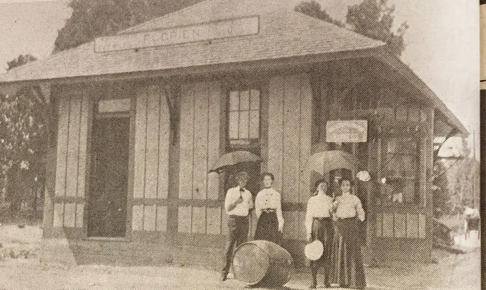 Photograph from the Facebook post “1907 a Florien Depot.”