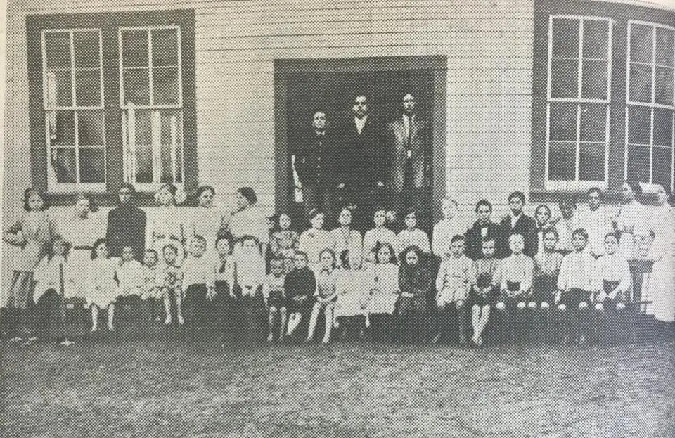 Photograph from the Facebook post “Warren School 1910”