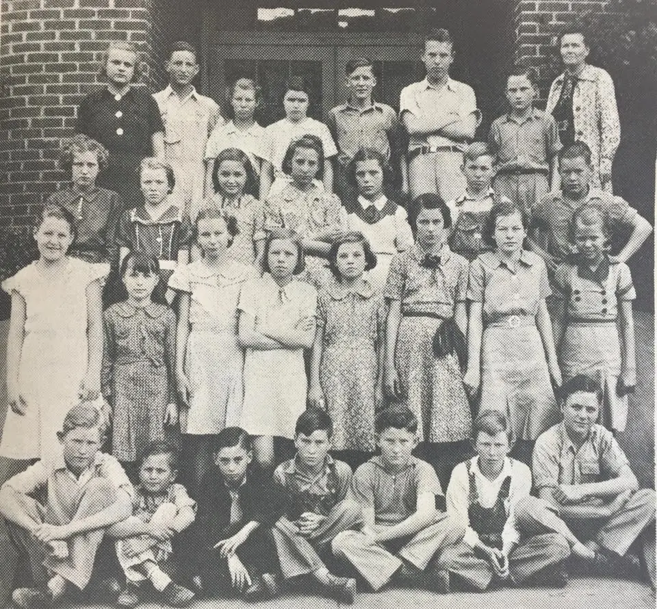 Photograph from the Facebook post “Many 6th grade 1938.”