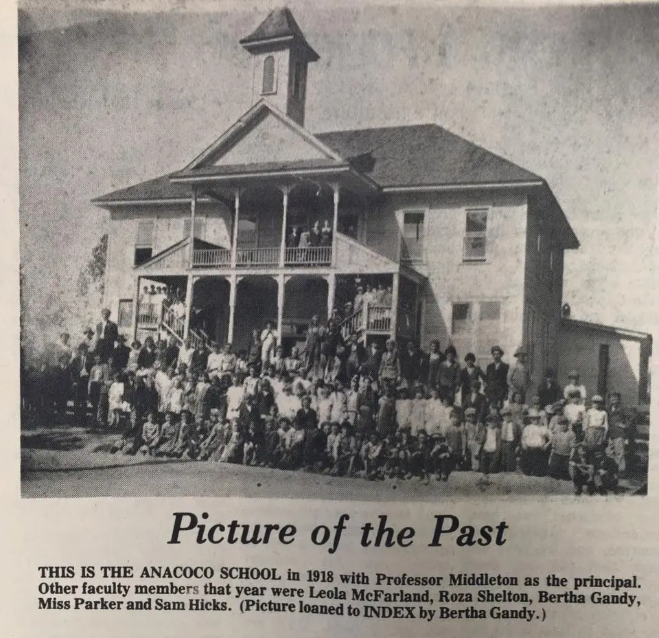 Photograph from the Facebook post “1918 Anacoco School”