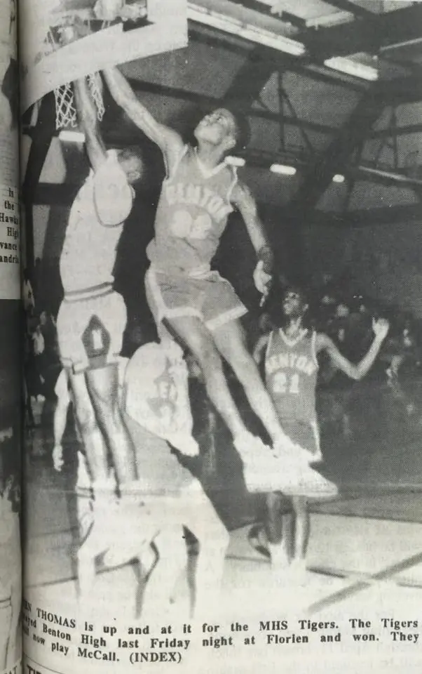 Photograph from the Facebook post “1990 basketball”
