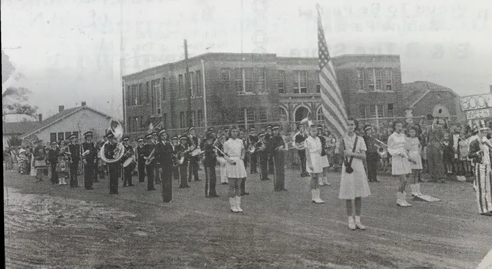 Photograph from the Facebook post “In 1939, parade through Many, in front of old high school”