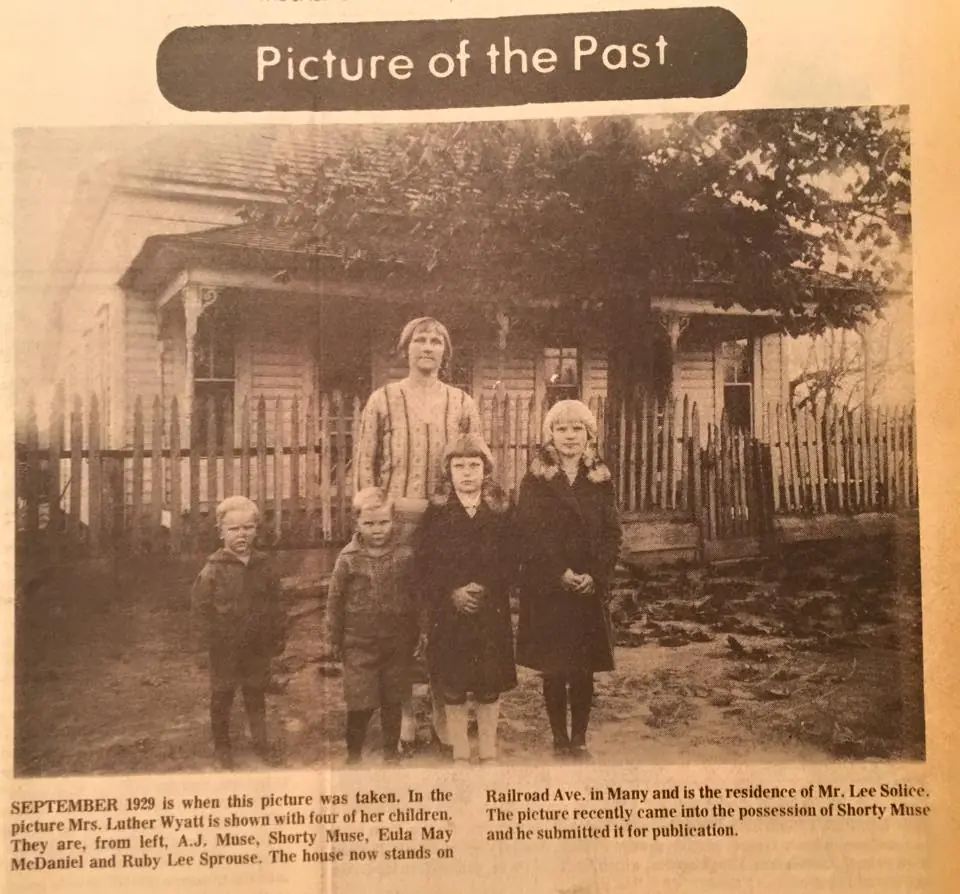 Photograph from the Facebook post “1929 on Railroad Ave before you get to current day Fairgrounds in Many”