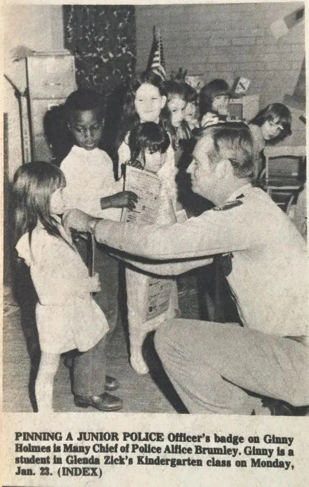 Photograph from the Facebook post “Community helpers visit Many kindergarteners.”