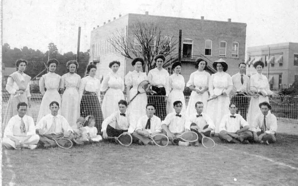 Photograph from the Facebook post “A heck of a tennis group...”