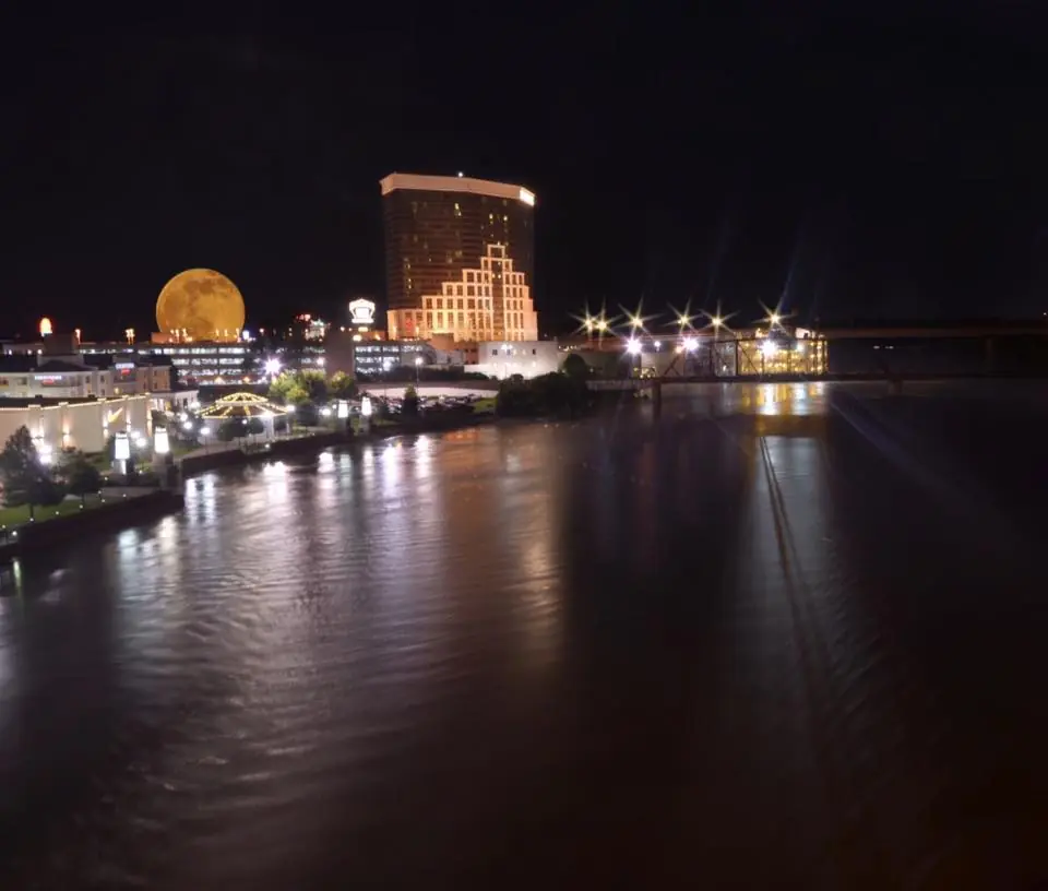 Photograph from the Facebook post “Moon rises over cresting Red River.”