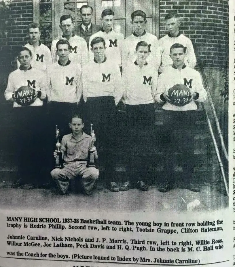 Photograph from the Facebook post “Many High basketball team.”