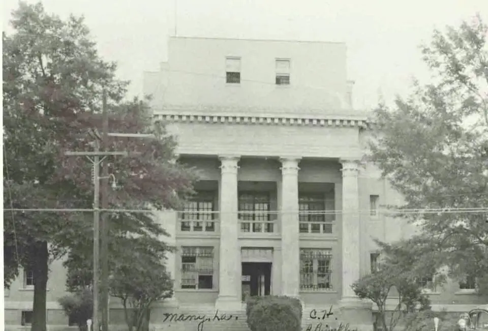 Photograph from the Facebook post “Old Sabine Parish Courthouse #sabineparishcourthouse #courthouse #louisianacourthouses”