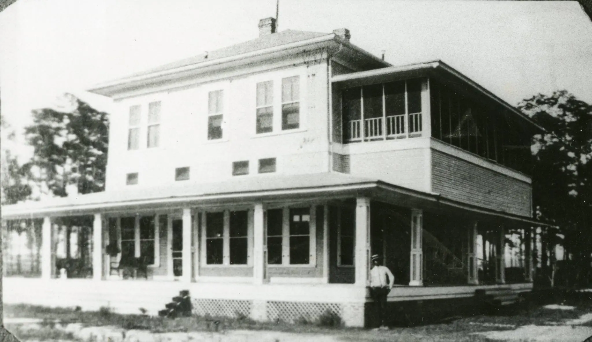 Photograph from the Facebook post “An old house, I believe in Many.”