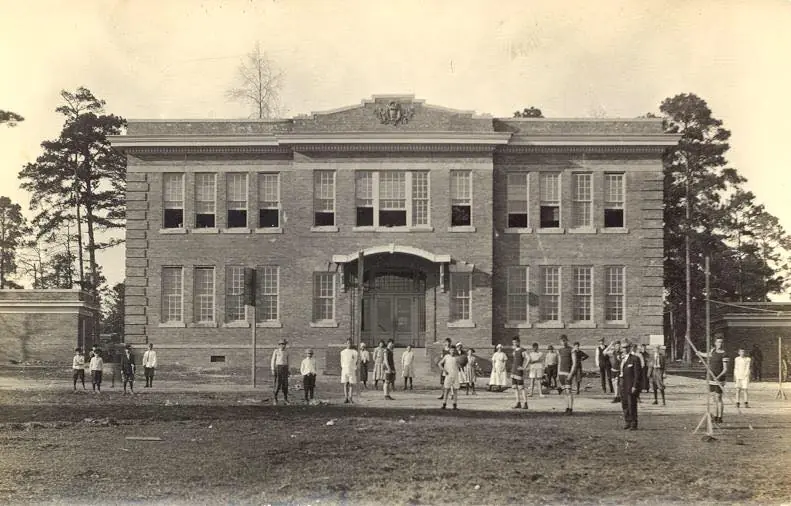 Photograph from the Facebook post “Zwolle High School, about 1913 #oldschoolhouses #oldschoolphotos #zwollehighschool”