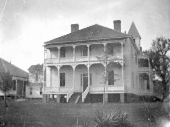 Photograph from the Facebook post “This was once Many High School.”