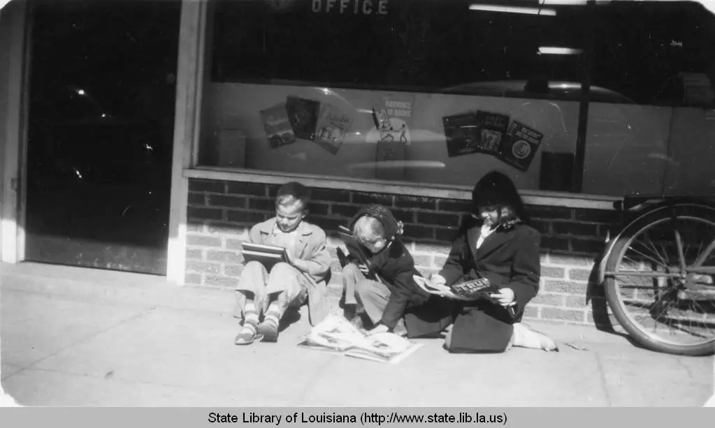 Photograph from the Facebook post “Front door of parish library in Sabine Parish Louisiana in 1947”