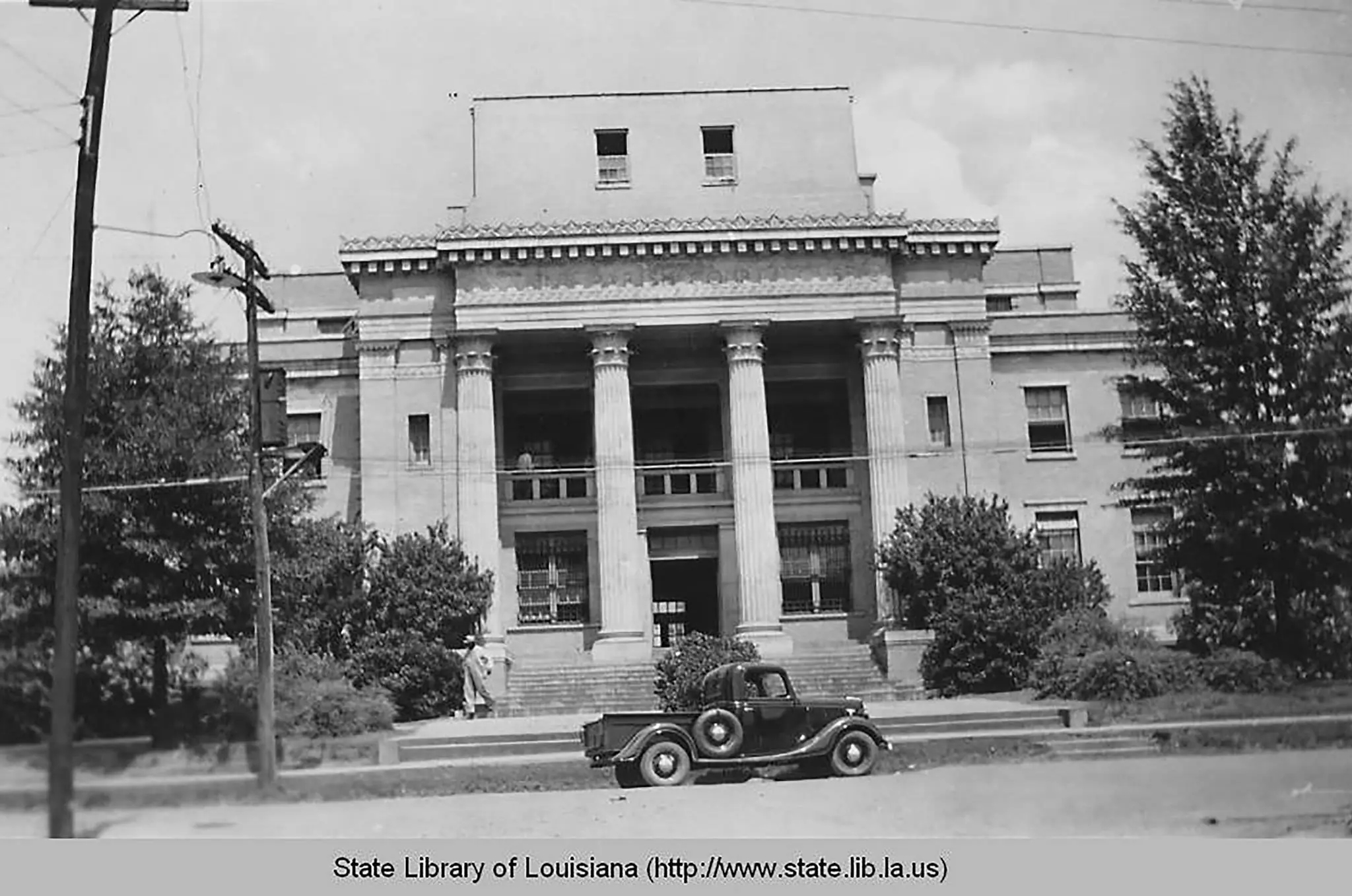 Photograph from the Facebook post “Sabine Parish Courthouse, approx.”