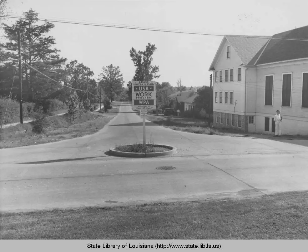 Photograph from the Facebook post “Street paved in Many in 1937, through WPA.”