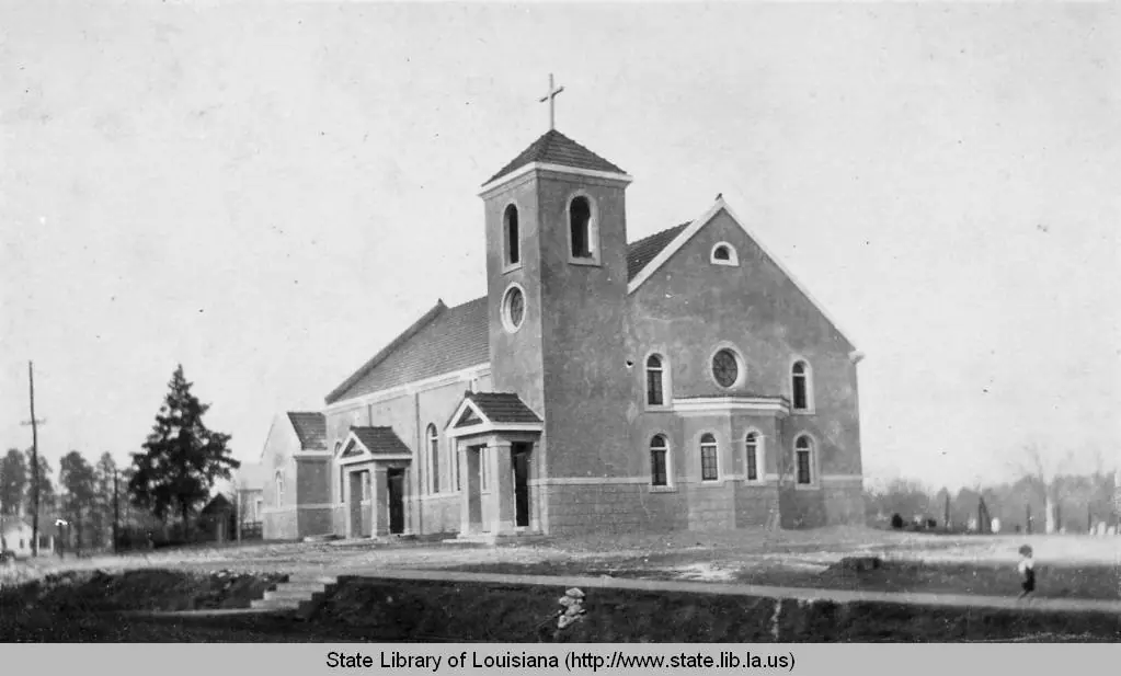 Photograph from the Facebook post “This is listed by State Library of Louisiana as a church in Many, Louisiana.”