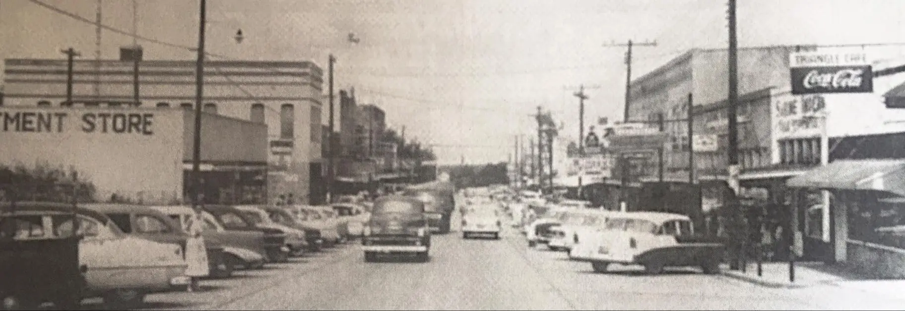 Photograph from the Facebook post “Bumper to bumper traffic in downtown Many in 1950s.”
