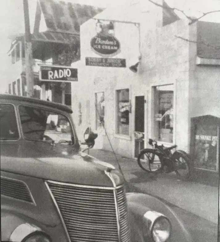 Photograph from the Facebook post “Once upon a time, there was a Bordens Ice Cream parlor in Many!”