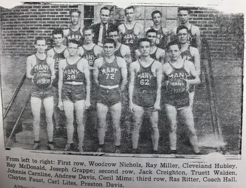 Photograph from the Facebook post “Many High basketball 1938 #manyhighbasketball”