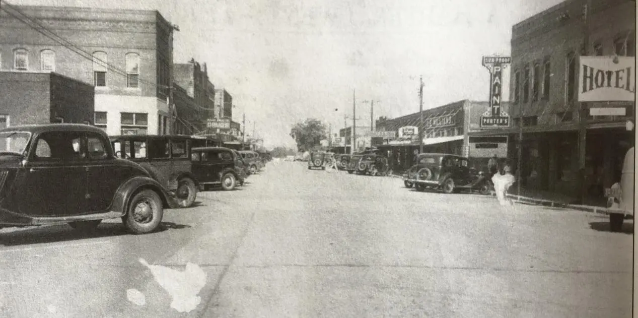 Photograph from the Facebook post “Downtown Many in 1930s.”