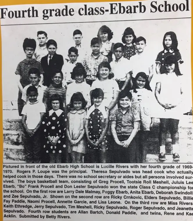 Photograph from the Facebook post “4th grade class at Ebarb School in 1970”