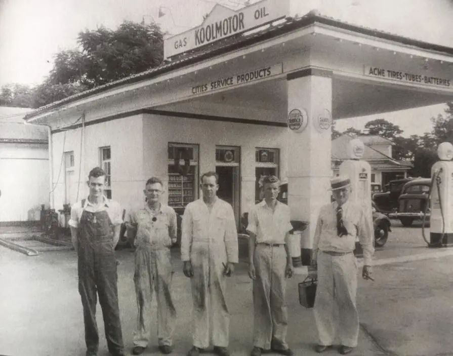 Photograph from the Facebook post “Once upon a time, there were full service service stations at almost every corner.”