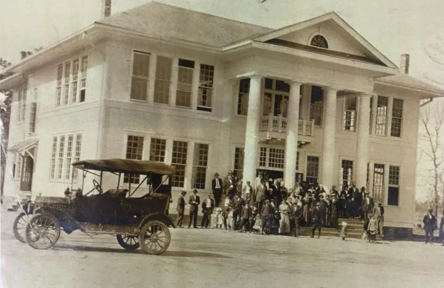 Photograph from the Facebook post “A Sabine Parish school in 1916.”