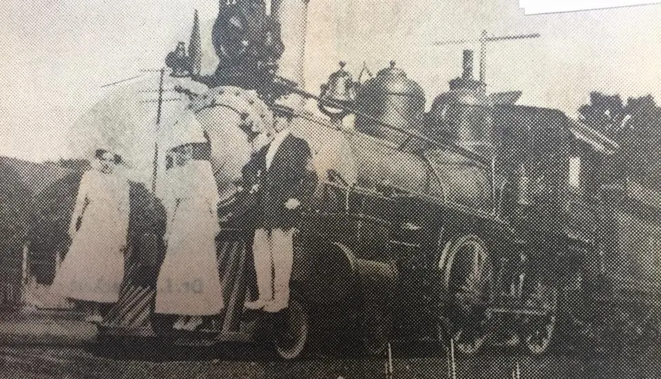 Photograph from the Facebook post “Louis Lefkovits with two belles on train in Zwolle in 1914”