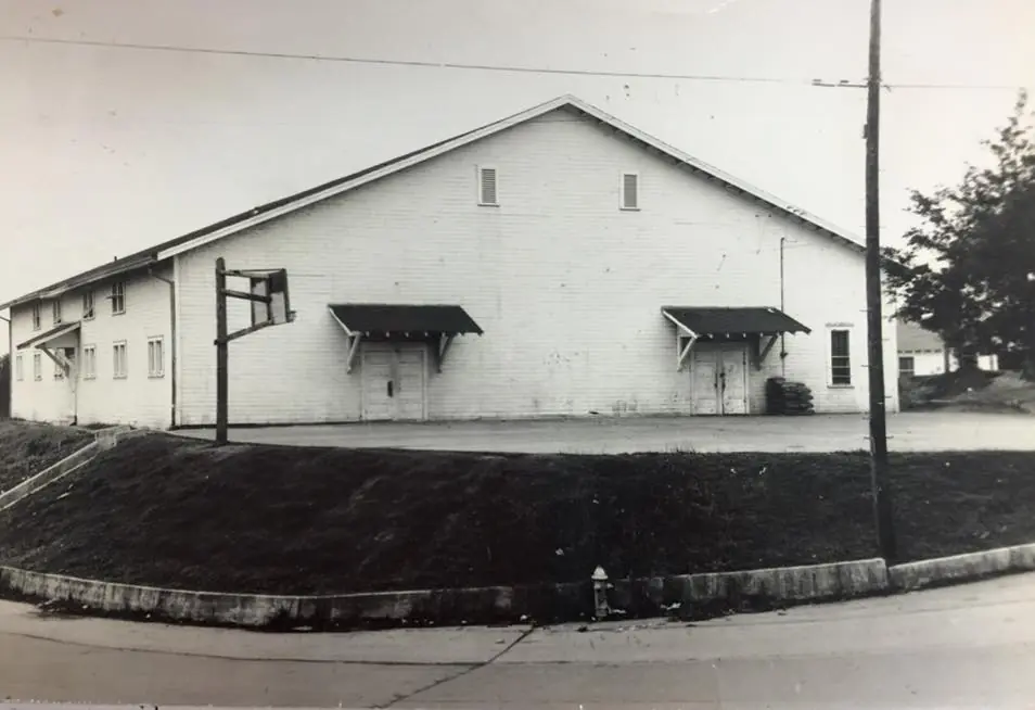 Photograph from the Facebook post “Old Many High gym.”