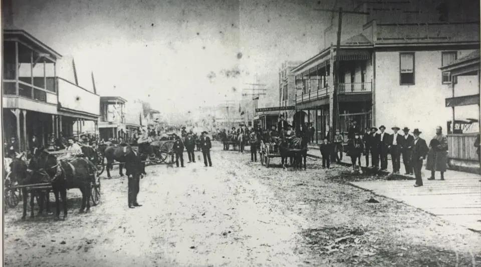 Photograph from the Facebook post “1904, Election Day in Downtown Many.”