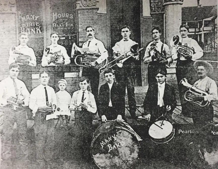 Photograph from the Facebook post “Many High School Band in 1902!!!!”