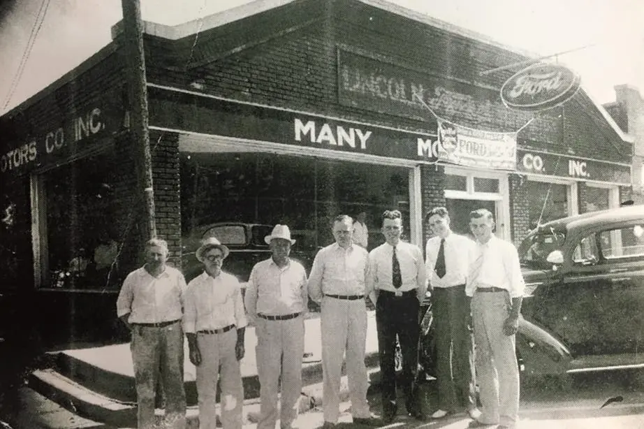 Photograph from the Facebook post “Many Motor Company in 1939.”