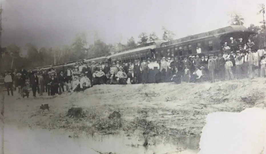 Photograph from the Facebook post “The very first passenger train which rolled through Many, in 1896!”
