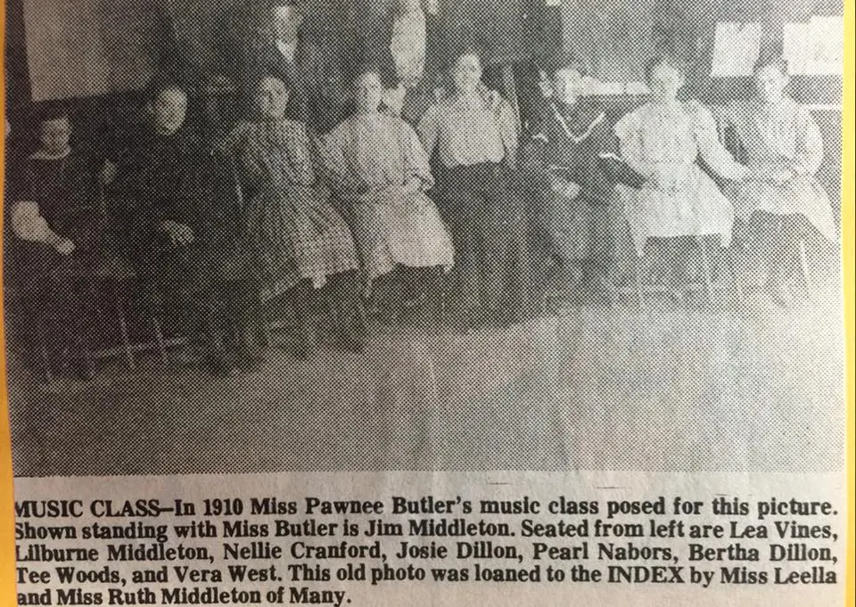 Photograph from the Facebook post “Music class in Many from 1910”