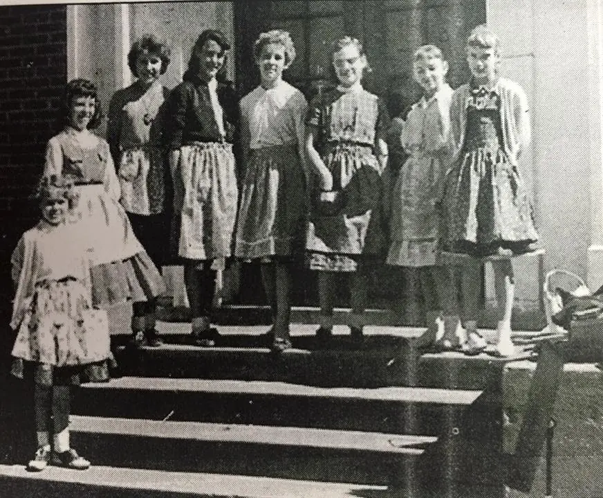 Photograph from the Facebook post “August 1959 4-H club on the steps of the auditorium of Many High School.”