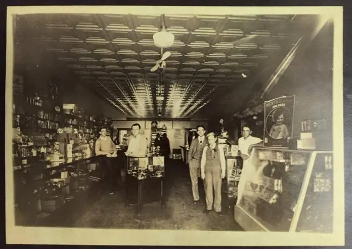 Photograph from the Facebook post “Early 1930s, Peterson Drug Store in Many.”