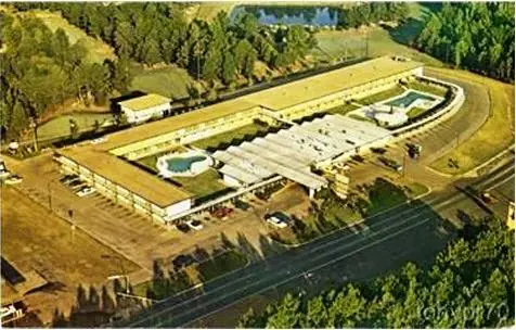 Photograph from the Facebook post “Old post card of Toro Hills Hotel across from Hodges Gardens.”