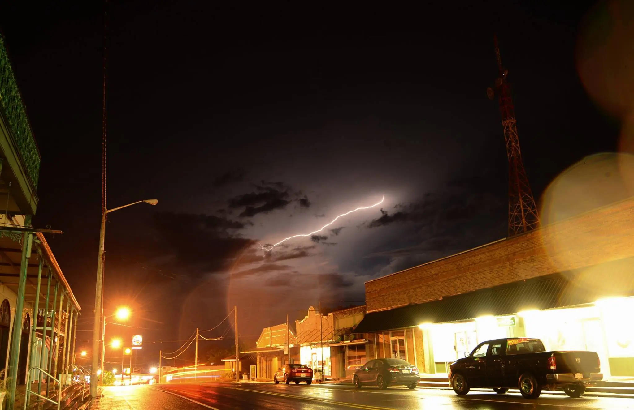 Photograph from the Facebook post “Crazy lightning in Many tonight!”