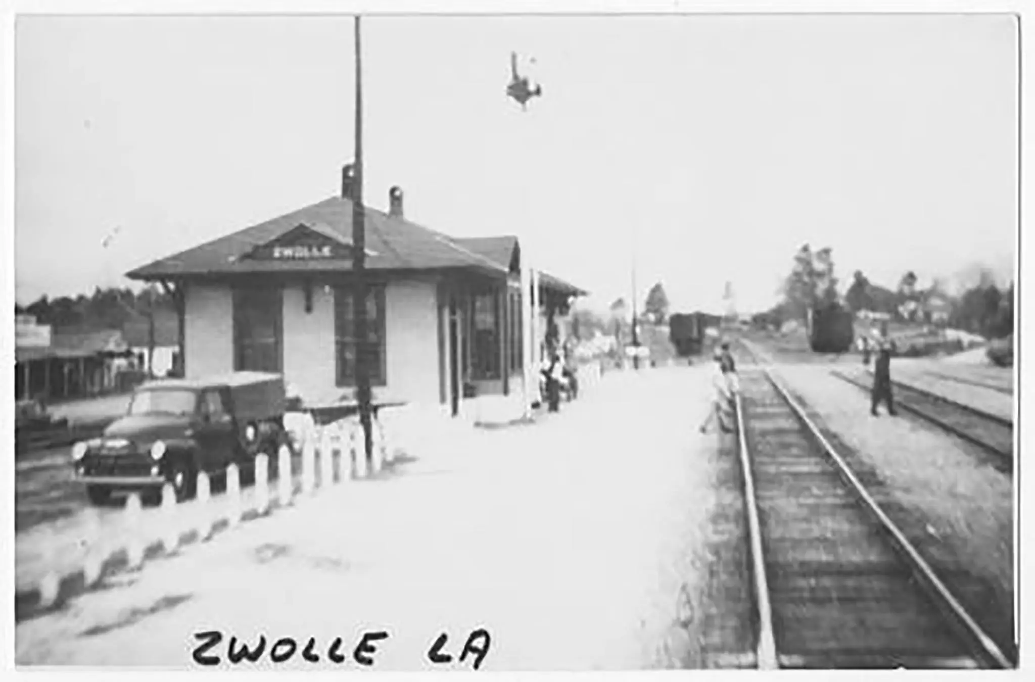 Photograph from the Facebook post “Zwolle (between 1950 and 1960): Kansas City Southern rail.”
