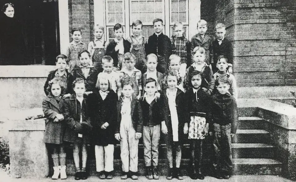Photograph from the Facebook post “1941, Many School.”