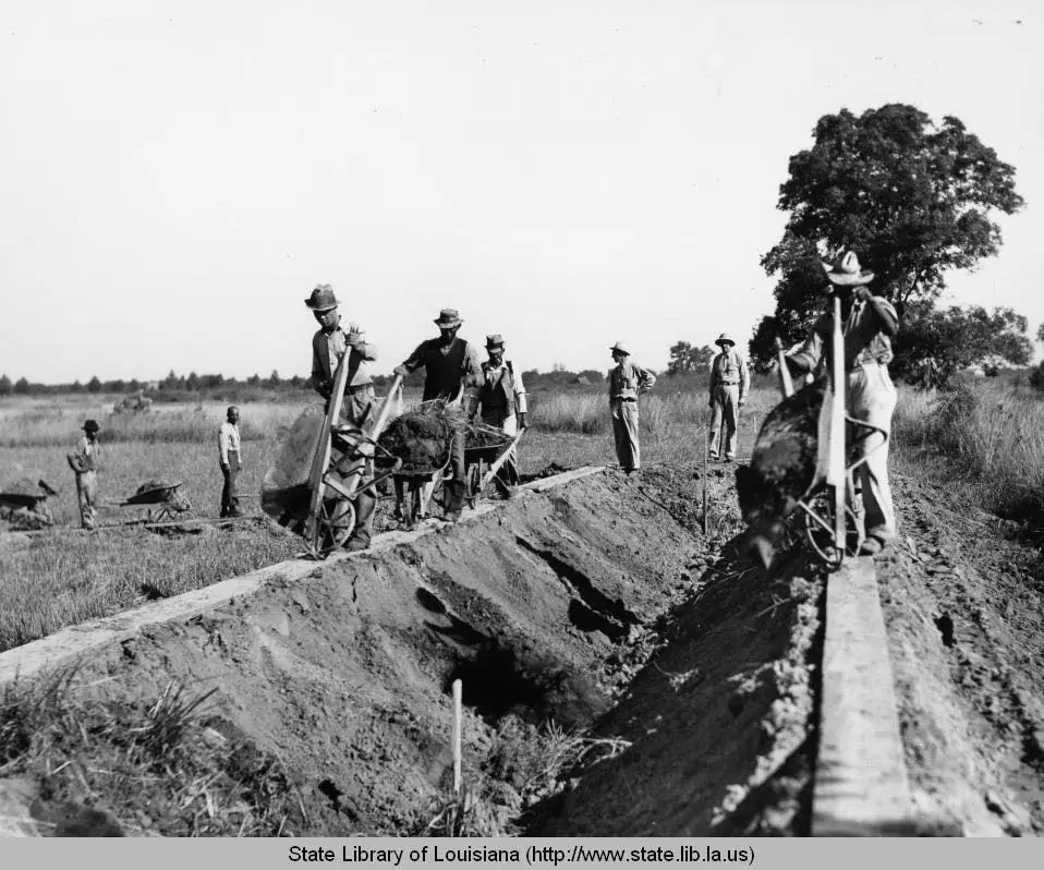 Photograph from the Facebook post “Excavating federal hatcheries at Natchitoches Louisiana in 1936.”