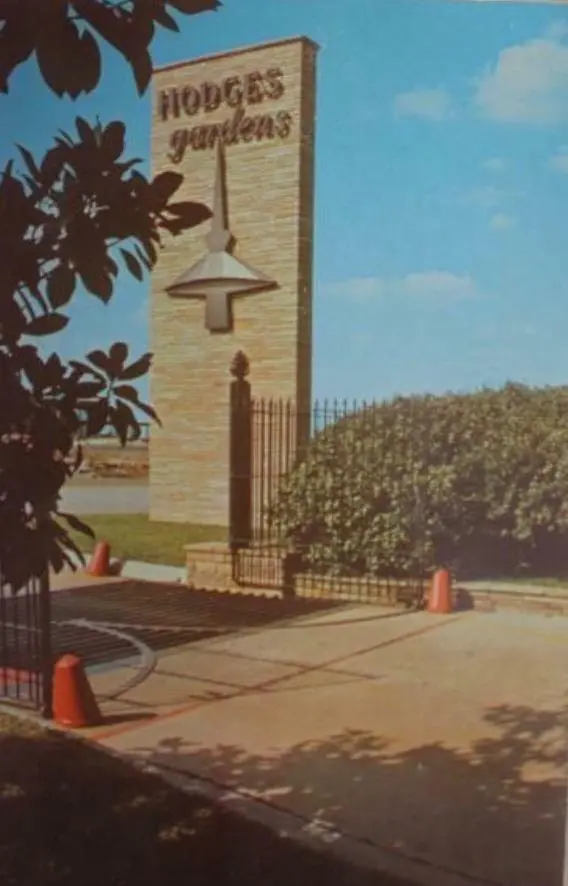 Photograph from the Facebook post “Hodges Gardens front entrance (from Hwy 171).”