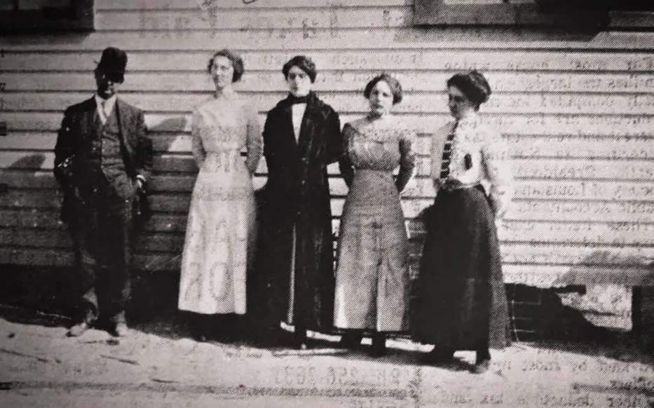 Photograph from the Facebook post “Florien School faculty in 1913.”