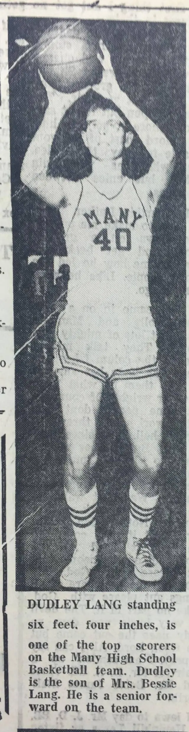 Photograph from the Facebook post “1966 basketball athletes in Sabine”