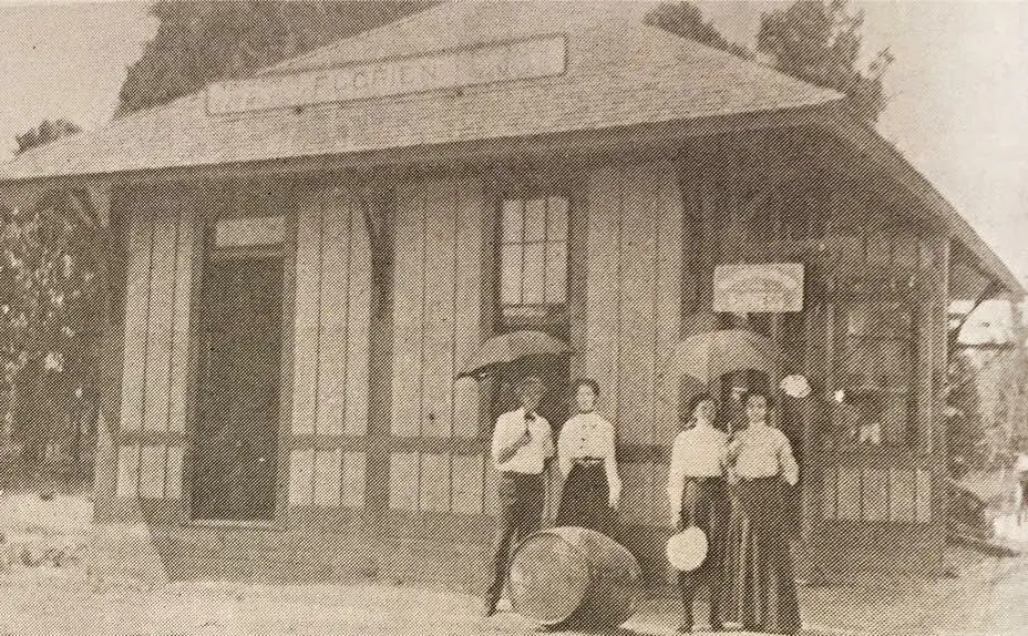Photograph from the Facebook post “Lud Nash, Bertha Gandy, Audrey Gandy, and Nora Nash in 1907 at Florien Depot”