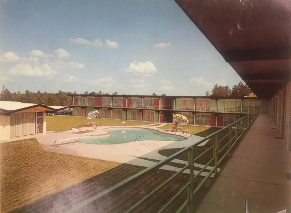 Photograph from the Facebook post “Hodges Gardens Motor Inn Hotel in 1963”