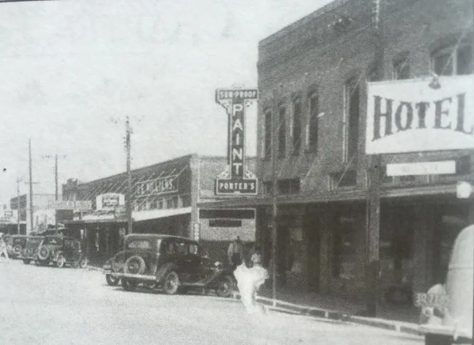 Photograph from the Facebook post “1930s in downtown Many!”